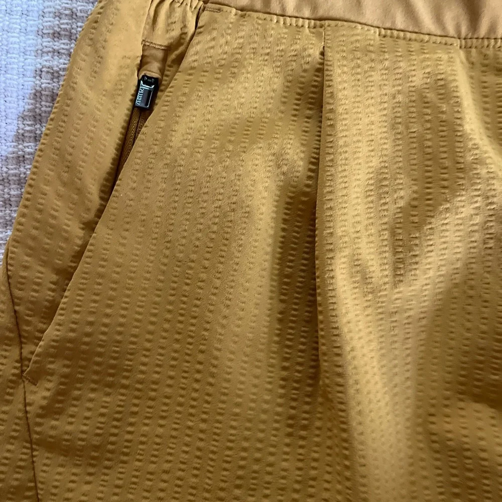 Athleta Textured Brooklyn Short in Tuscan Gold Womens 4 - Picture 9 of 12